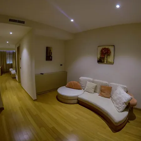 Sky 2 Szálloda Tirana