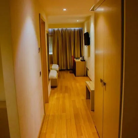 Sky 2 Szálloda Tirana