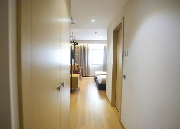 Sky 2 4* Τίρανα