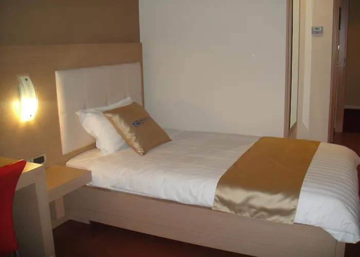 Sky 2 4* Тирана